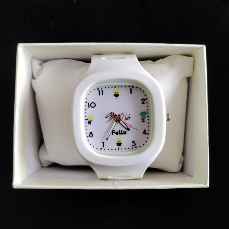 New Skzoo Stray Kids Anime Car – Accessories With Watch Bewertung und Preis